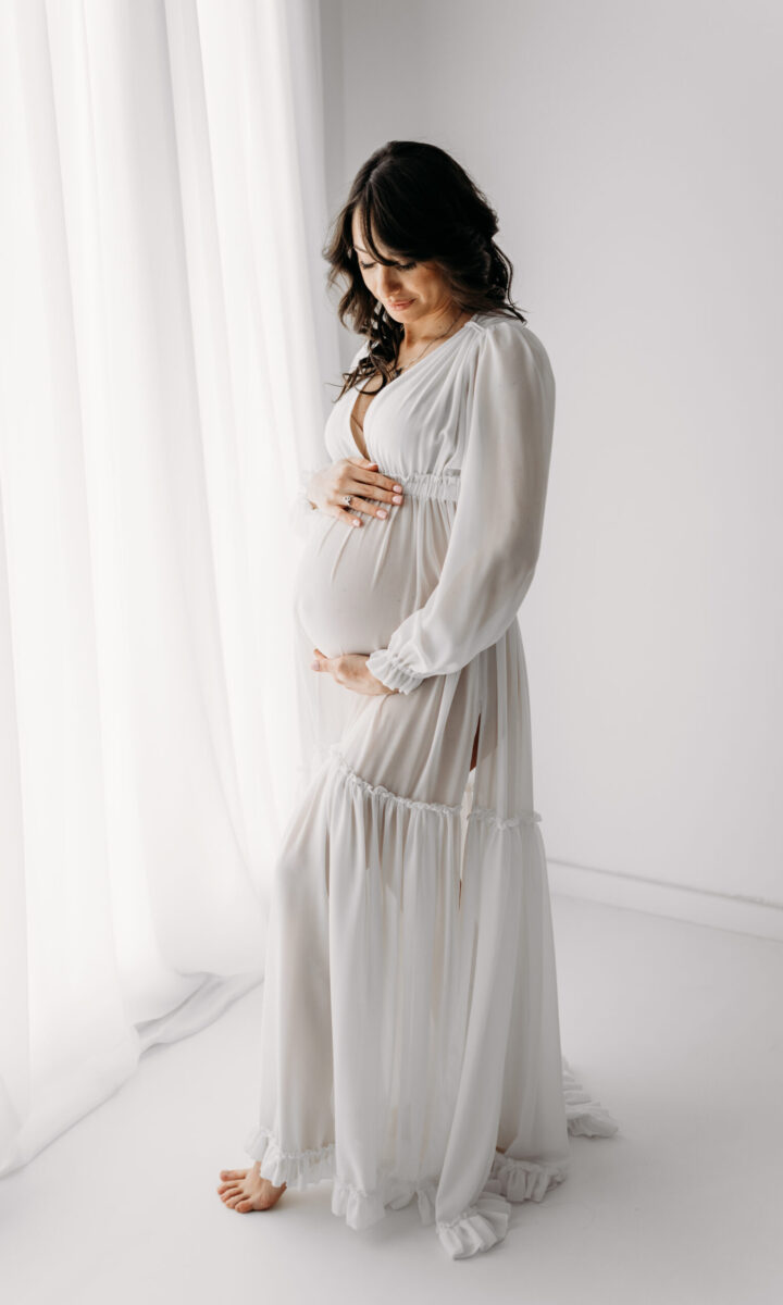 abito maternity Adelaide bianco angelica casaccia chiffon luce naturale manica lunga sartoriale made in Italia scollo a v spacco laterale