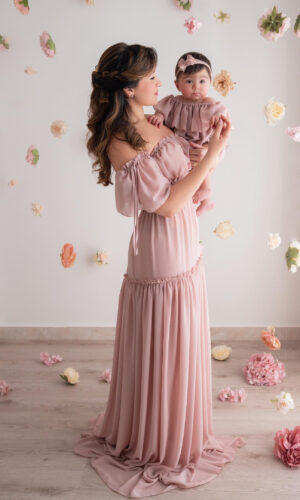 Alice spring's mommy and me sartoria partenopea festa della mamma Enza Alfano fiori rosa cipria mommy and me made in Italy abito in chiffon Maternity