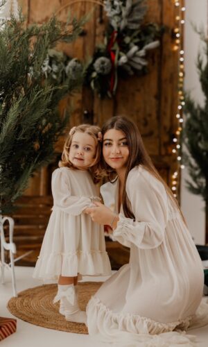 abito maternità Adelaide coordinato mommy and me sartoria partenopea ylenia caliendo sartoriale made in Italy motherhood bimba chiffon bianco manica lunga scollo a v spacco laterale