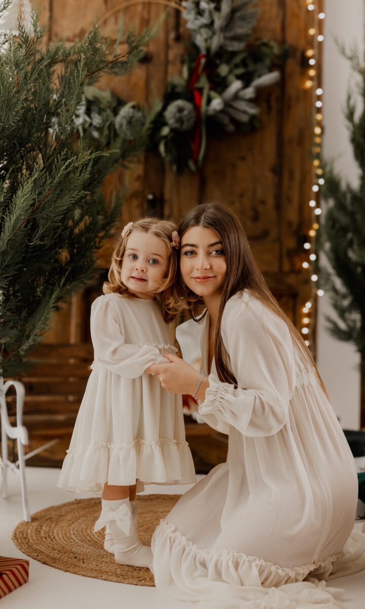 abito maternità Adelaide coordinato mommy and me sartoria partenopea ylenia caliendo sartoriale made in Italy motherhood bimba chiffon bianco manica lunga scollo a v spacco laterale