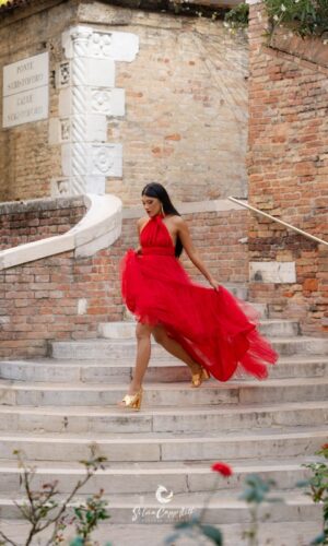 red passion Venezia sartoria partenopea silvia cappelletti red carpet cinema laguna scale abito rosso tulle gonna ampia Maternity fashion