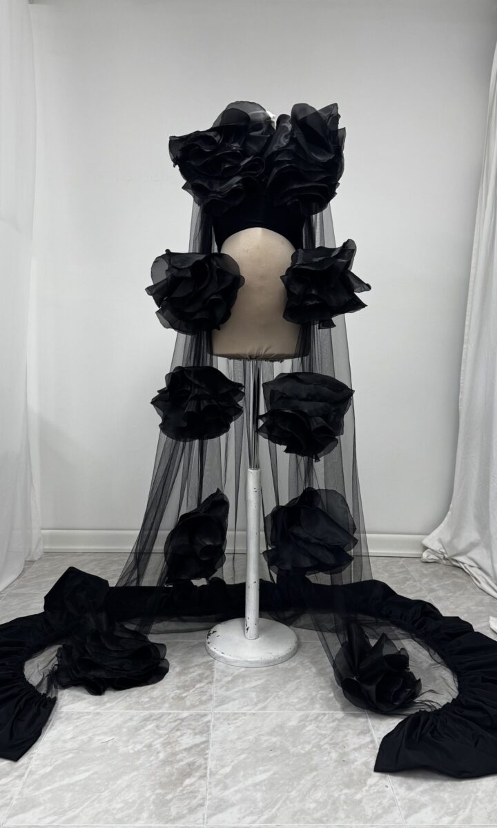 fiori organza cape alambra glam maternity fashion