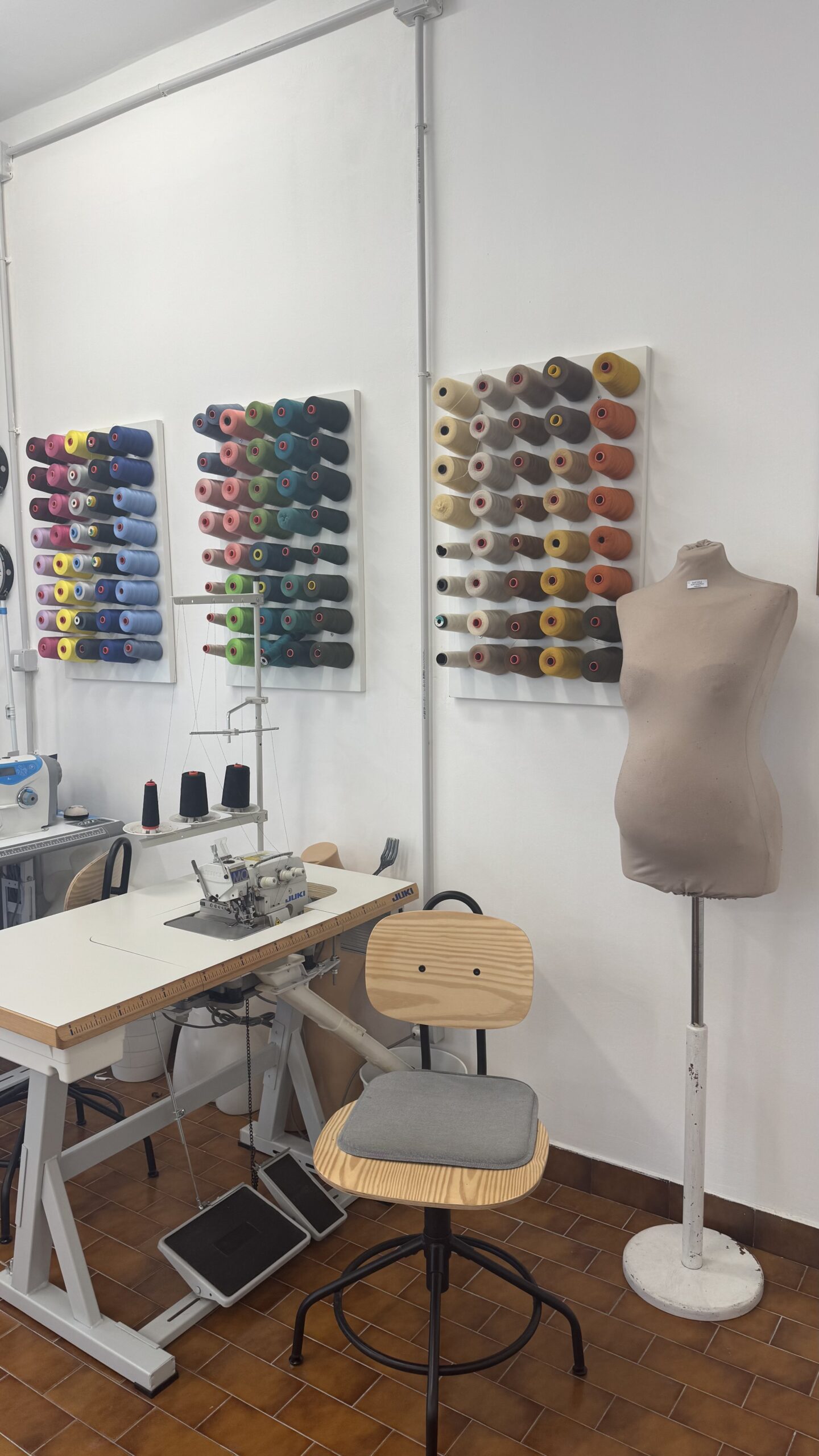 sartoria interno negozio nuovo postazioni e cotoni